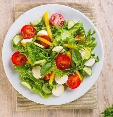 Bir ay boyunca karabuğday diyeti seçeneklerinden biri sebze salatası kullanımını içerir. 