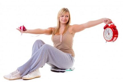 Kilo vermek isteyen bir kız sağlıklı ve bir rejime göre beslenir