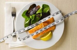 Protein diyetinde kilo kaybı için salatalı balık