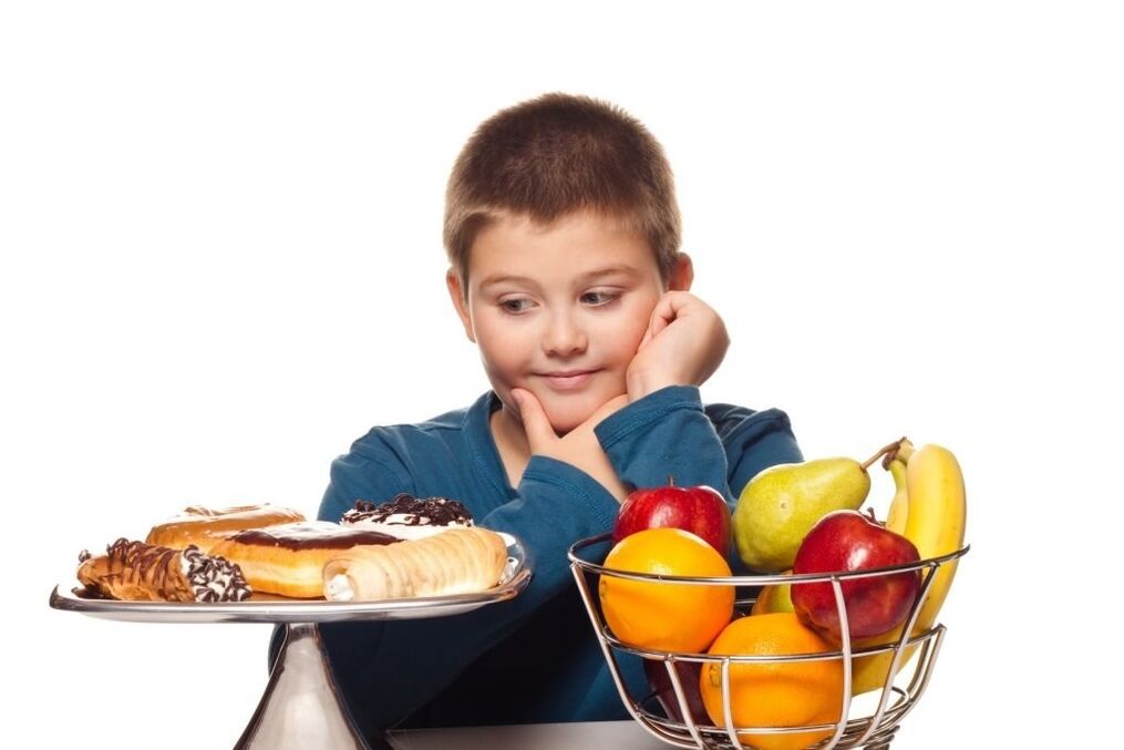Sağlıksız şekerli yiyecekleri meyveler lehine bir çocuğun diyetinden çıkarmak